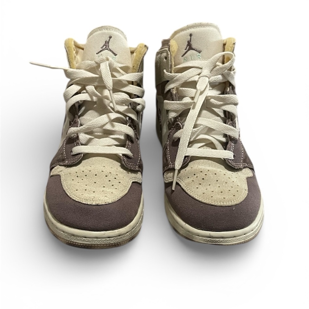 Nike Sneakers in Gray and Cream - Picture 2 of 7